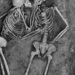 生き埋めにされたカップルが2800年後に発見…まさに永遠の愛だった…