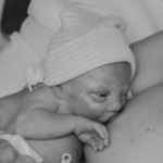 何気ない出産を終えた母子の写真…ズームアウトした瞬間、勇気と感動を与える…