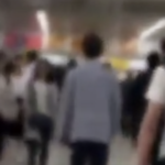新宿駅で女性にわざとタックルする男…危険な行為だとSNSで拡散される…