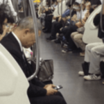 こんなことが出来るのは日本だけ…外国人が日本の電車の中で目撃したある光景に驚愕…