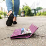 銀行のカードが入った財布を落とした女性…巧妙な手口により全額引き落とされる…