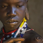 エチオピアのスルマ族の儀式…少女の体を切り刻む痛く美しい儀式だった…