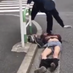 警察官が泥酔した男性を保護する動画…これは保護というより暴行だった…