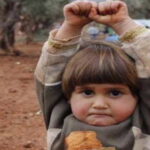 シリア内戦で撮影された1枚の写真…この少女のポーズの意味を知ると涙が止まらない…
