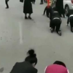 従業員を市街に這いずりまわさせる動画…中国のブラック企業が目標未達成の罰として…