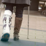 骨折し松葉杖をついていた女性…電車で足を踏まれた直後、忘れられない体験をする…